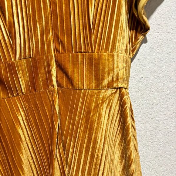 Alexia Admor Women's Boatneck Veronica Pleated Velvet Midi Dress Gold Medium - Picture 5 of 10